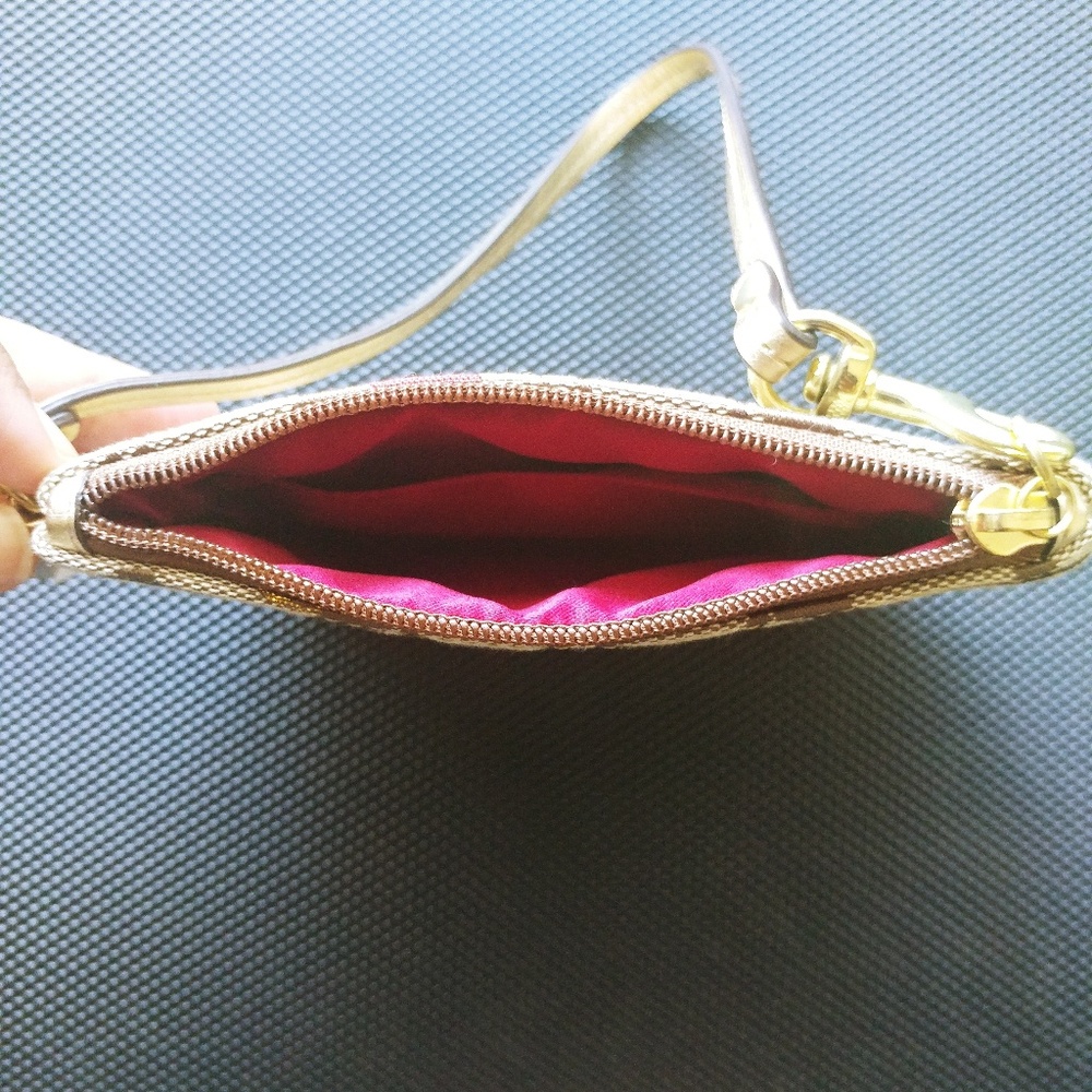 Coach Wristlet - New without tags - Picture 4 of 7